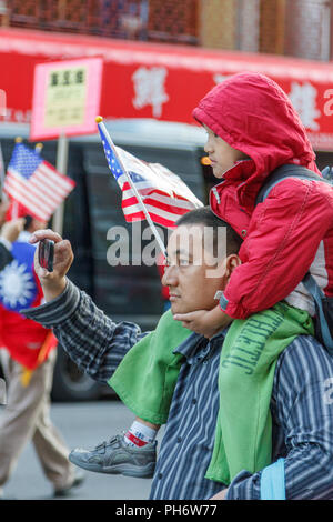 Les gens célébrer au cours d'une parade dans le taïwanais Lower East Side de Manhattan, New York, NY, USA. Banque D'Images