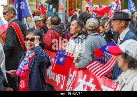 Les gens célébrer au cours d'une parade dans le taïwanais Lower East Side de Manhattan, New York, NY, USA. Banque D'Images