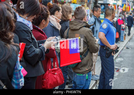 Les gens célébrer au cours d'une parade dans le taïwanais Lower East Side de Manhattan, New York, NY, USA. Banque D'Images