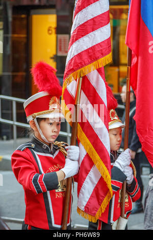 Les gens célébrer au cours d'une parade dans le taïwanais Lower East Side de Manhattan, New York, NY, USA. Banque D'Images