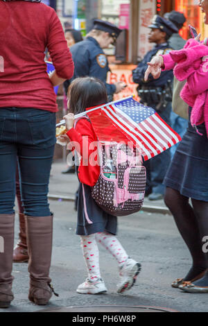 Les gens célébrer au cours d'une parade dans le taïwanais Lower East Side de Manhattan, New York, NY, USA. Banque D'Images