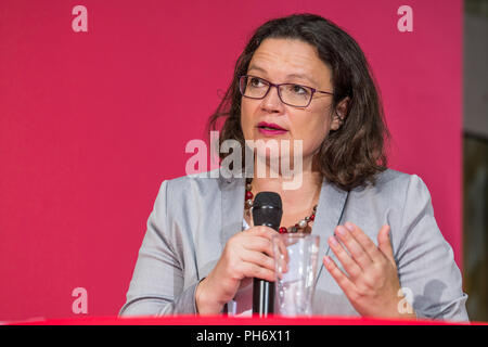 Andrea Nahles parlant à la maison Willy Brandt en août 2017 Banque D'Images