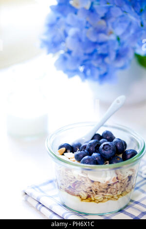 Pour le petit-déjeuner granola avec yogourt et bleuets Banque D'Images