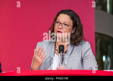 Andrea Nahles parlant à la maison Willy Brandt en août 2017 Banque D'Images