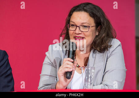 Andrea Nahles parlant à la maison Willy Brandt en août 2017 Banque D'Images