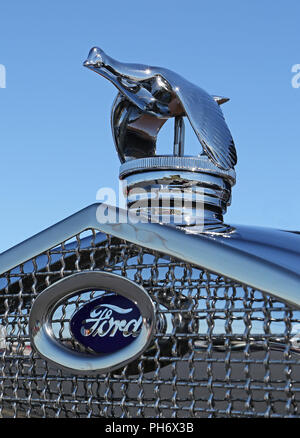 CONCORD, NC - 8 Avril 2017 : une Ford 1930 ornement de capot sur l'affichage à l'Pennzoil AutoFair classic car show s'est tenue à Charlotte Motor Speedway. Banque D'Images