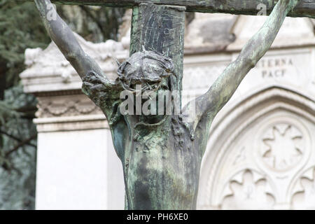 Milano, Italie. 2018/2/8. Une statue de Jésus Christ sur la croix au Cimitero Monumentale ('Monumental' cimetière) à Milan, Italie. Banque D'Images