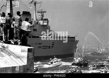 AJAXNETPHOTO. SEP 17th, 1982. PORTSMOUTH, ANGLETERRE - RETOURS - LE TRANSPORTEUR HMS INVINCIBLE DE RETOURNER À PORTSMOUTH ACCOMPAGNÉ D'une flottille de sympathisants À LA FIN DE SON DEVOIR DE L'ATLANTIQUE SUD AU COURS DE LA CAMPAGNE des Malouines. PHOTO:JONATHAN EASTLAND/AJAX REF:820917 14 Banque D'Images