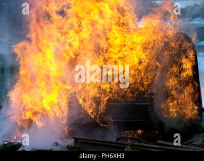 AJAXNETPHOTO. SOUTHAMPTON, Angleterre. - Les flammes en sautant DE LA COMBUSTION VOILE ÉPAVE. PHOTO:JONATHAN EASTLAND/AJAX REF:41305 0203 Banque D'Images