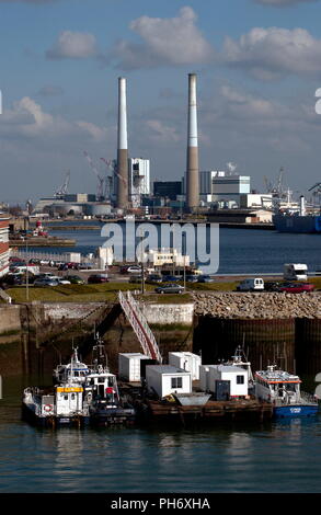 AJAXNETPHOTO. Avril 10th, 2006. LE HAVRE, FRANCE. EDF - CENTRALE ÉLECTRIQUE ET LE PORT. PHOTO:JONATHAN EASTLAND/AJAX REF:D61004 1081 Banque D'Images