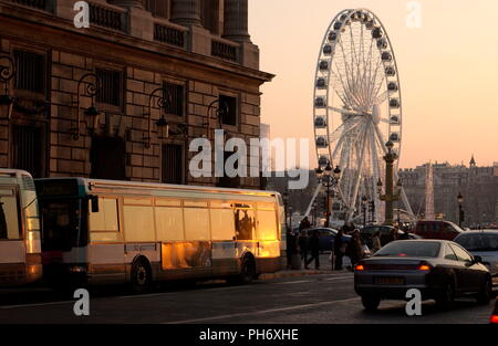 AJAXNETPHOTO. DEC 29th, 2008. PARIS, FRANCE. L'approche de la circulation Place de la concorde avec la Grande Roue au coucher du soleil. Photo;Jonathan Eastland/Ajax REF:D1 82912 1972 Banque D'Images