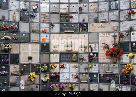 Milano, Italie. 2018/2/8. Un columbarium avec urnes cinéraire (avec des cendres humaines) au Cimitero Monumentale ('Monumental' cimetière) à Milan, Italie. Banque D'Images