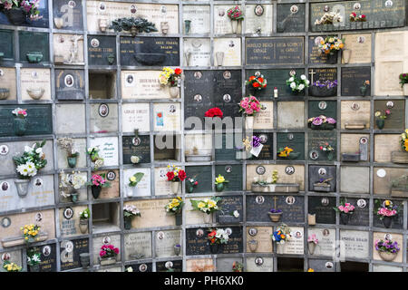 Milano, Italie. 2018/2/8. Un columbarium avec urnes cinéraire (avec des cendres humaines) au Cimitero Monumentale ('Monumental' cimetière) à Milan, Italie. Banque D'Images