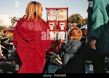 AJAXNETPHOTO. 1993. BURSLEDON, ANGLETERRE. - VENTE DE BOTTES . PHOTO:JONATHAN EASTLAND/AJAX REF:TC6081 24 4 Banque D'Images