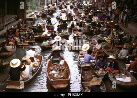 AJAXNETPHOTO. BANGKOK, THAÏLANDE. - Légumes du marché flottant. PHOTO:JONATHAN EASTLAND/AJAX REF:090399 Banque D'Images