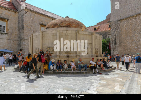 Rassemblement de touristes autour de la grande fontaine d'Onofrio ou grande fontaine d'Onofrio l'intérieur des murs de la ville de la vieille ville, Dubrovnik, Croatie Banque D'Images