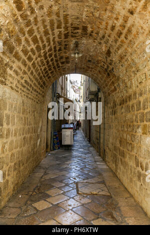 Un tunnel en pierre ou ruelle sous les murs de la ville dans la vieille ville, Dubrovnik, Croatie Banque D'Images