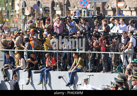 Kiev, UKRAINE - le 24 août 2018 : Les photographes et vidéographes en attente de défilé militaire à Kiev, dédié à la fête de l'indépendance de l'Ukraine. Uk Banque D'Images