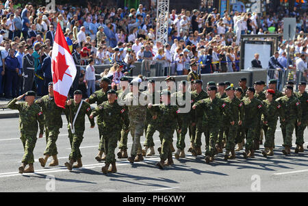 Kiev, UKRAINE - 24 août 2018 Canada : marches des soldats de l'armée pendant le défilé militaire sur la place de l'Indépendance à Kiev. L'Ukraine célèbre le 27e anniv Banque D'Images