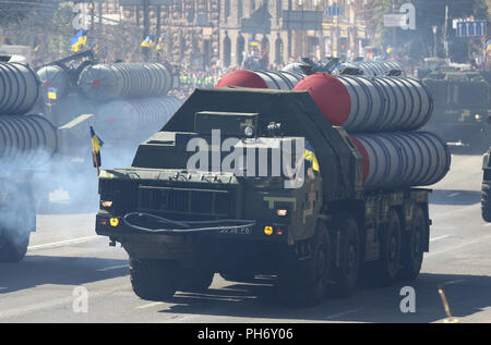 Kiev, UKRAINE - le 24 août 2018 à long terme de l'Ukraine : systèmes de missiles sol-air S-300 (nom de l'OTAN SA-10 grommeler), continuez sur la rue Khreschatyk dans Ky Banque D'Images