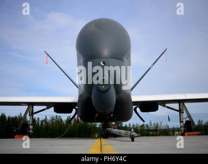 Un RQ-4 Global Hawk, affecté à la 12e Escadron de reconnaissance, se trouve sur la piste au cours de l'exercice Red Flag Alaska pendant 18-3, 20 août 2018, à Eielson Air Force Base, en Alaska. C'est la première fois qu'un RQ-4 a atterri en Alaska au cours de l'exercice d'entraînement de combat simulé. (U.S. Air Force photo par un membre de la 1re classe Tristan D. Viglianco) Banque D'Images