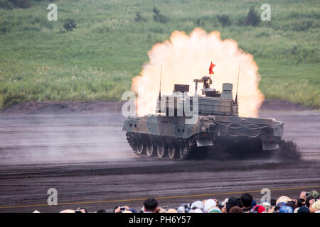 Centre de formation interarmes, FUJI GOTEMBA CAMP, Japon - le Japon d'Autodéfense d'un sol Type-90 tank tire sur un objectif à long terme au cours de l'assemblée annuelle de feu Fuji 26 août Démonstration sur centre de formation interarmes, Fuji Gotemba Camp, au Japon. La manifestation a des membres de la section locale et de collectivités américaines afin d'observer et d'acquérir une meilleure compréhension de leurs capacités en ce qui concerne la défense du Japon. Environ 3 000 membres du service JGSDF a pris part à l'exercice de cette année. (U.S. Marine Corps photo de la FPC. Nicole Rogge) Banque D'Images