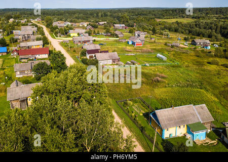 Vue à vol d'oiseau de Ladva village, champs verts et Vepsian forêt. Et la Carélie, à la frontière syrienne, la Russie. Banque D'Images