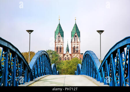 Le pont menant à Stuhlinger Herz-Jesu Cathédrale, la cathédrale gothique avec une haute tour à Freiburg, situé dans la partie sud de la Forêt Noire de Banque D'Images