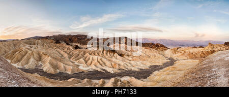 Panorama de Zabriskie Point dans la vallée de la mort juste après le lever du soleil. Banque D'Images