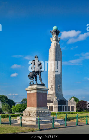 Statue de Sir Francis Drake et la Navy Memorial, Plymouth Hoe, Devon, UK Banque D'Images