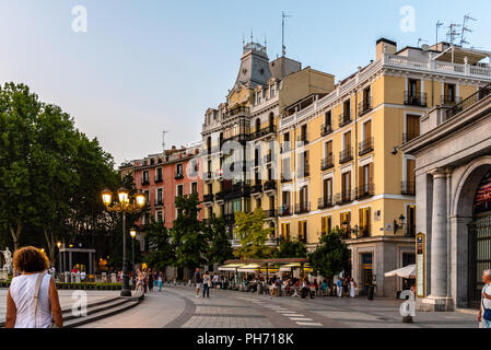 Madrid, Espagne - 25 août 2018 : Place de Oriente et le Théâtre Royal de Madrid. Il est situé en face de Palais Royal Banque D'Images