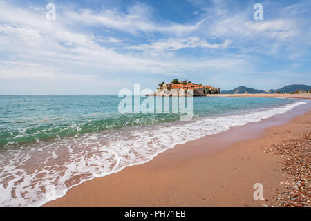 Sveti Stefan, le Monténégro - Avril 2018 : Plage en face de la vieille ville historique, actuellement propriété privée et transformé en un luxe coûteux hote Banque D'Images