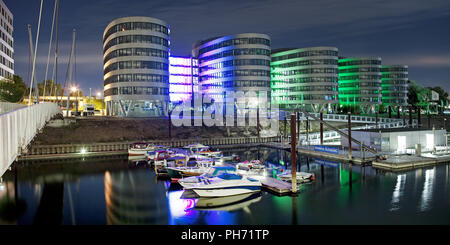 Marina, cinq bateaux, port intérieur de Duisburg, Allemagne Banque D'Images