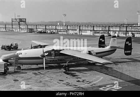Une vitesse Ambassadeur, G-AMAE, appartenant à l'avion de la compagnie aérienne britannique Dan l'air, à l'aéroport Gatwick de Londres en 1968. Banque D'Images