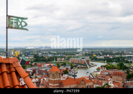 Ville de Gdansk en Pologne, vue aérienne sur la vieille ville, vue de la Saint Mary's Church Tower. Rues de la région de Gdansk avec vue sur la rivière Motlawa à nuageux da Banque D'Images