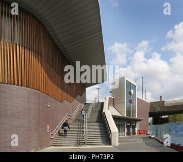 Entrée de côté de la nouvelle gare ferroviaire de Abbey Wood, South East London, UK. L'extrémité orientale de la nouvelle ligne de traverse. Montre les étapes et un ascenseur. Banque D'Images