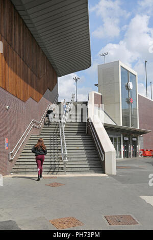 Entrée de côté de la nouvelle gare ferroviaire de Abbey Wood, South East London, UK. L'extrémité orientale de la nouvelle ligne de traverse. Montre les étapes et un ascenseur. Banque D'Images