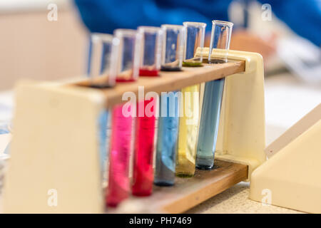 Tubes à essai de couleur en photo dans une salle de classe pendant une leçon de science et d'expérience. Banque D'Images