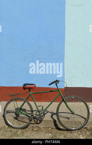 Vieux vélo vert avec bordure de l'espace de copie. Banque D'Images
