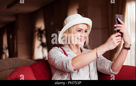 Pretty Smiling Woman Taking Photo Selfies Banque D'Images