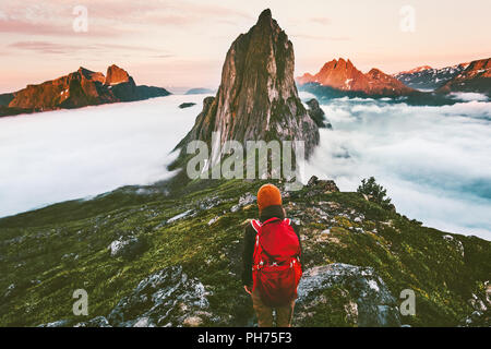 Traveler appréciant le coucher du soleil en plein air d'aventure Randonnées montagne Segla en Norvège vacances actives vie voyage Banque D'Images