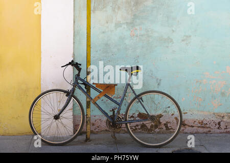 Location en face de l'old weathered maison wall Banque D'Images