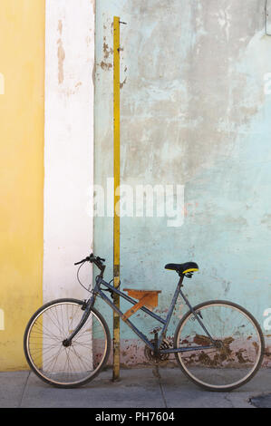 Location en face de l'old weathered maison wall Banque D'Images