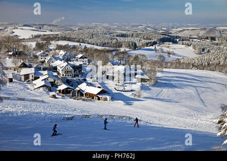 Dans un paysage de neige Méaudre de règlement, l'Allemagne, en Rhénanie du Nord-Westphalie, Rhénanie-Palatinat, Sundern Banque D'Images