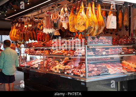 Jamon Stall à St Josep Marché de La Boqueria sur Las Ramblas à Barcelone, Espagne Banque D'Images