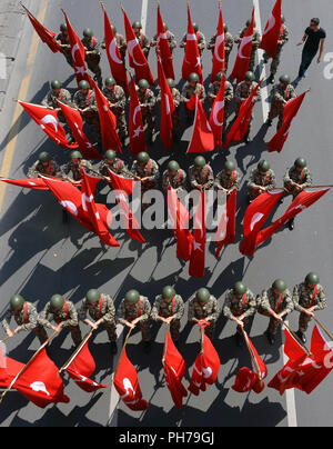 (180830) -- ANKARA, 30 août 2018 (Xinhua) -- des soldats turcs mars au cours d'un défilé pour célébrer le 96e anniversaire du Jour de la Victoire à Ankara, Turquie, le 30 août 2018. Turquie le jeudi a célébré le 96e anniversaire du Jour de la Victoire, qui marque la victoire turque contre les forces grecques dans une bataille décisive pendant la guerre d'indépendance turque en 1922. (Xinhua/Mustafa Kaya) Banque D'Images