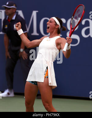 Flushing Meadows, New York - 30 août 2018 : US Open de Tennis : Caroline Garcia de la France célèbre sa deuxième victoire sur Monica Puig de Puerto Rico à l'US Open à Flushing Meadows, New York. Crédit : Adam Stoltman/Alamy Live News Banque D'Images