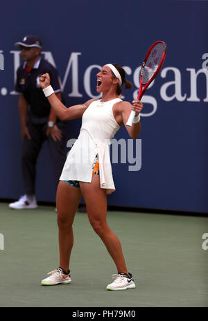 Flushing Meadows, New York - 30 août 2018 : US Open de Tennis : Caroline Garcia de la France célèbre sa deuxième victoire sur Monica Puig de Puerto Rico à l'US Open à Flushing Meadows, New York. Crédit : Adam Stoltman/Alamy Live News Banque D'Images