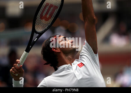 Flushing Meadows, New York, USA. 30 août 2018. 30 août 2018 : US Open de Tennis : Roger Federer Suisse servant à Benoit Paire de la France lors de leur deuxième match à l'US Open à Flushing Meadows, New York. Crédit : Adam Stoltman/Alamy Live News Banque D'Images