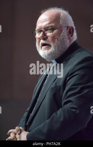 Gdansk, Pologne. 30 août 2018. Le Cardinal Reinhard Marx, Archevêque de Munich et Freising, président de la Conférence épiscopale allemande, Président de la Commission des Episcopats de la Communauté européenne, coordonnateur du Conseil pour l'économie, membre du Conseil du Cardinal de conseillers durant son discours en centre de la Solidarité Européenne ECS à Gdansk, Pologne. 30 août 2018 © Wojciech Strozyk / Alamy Live News Banque D'Images